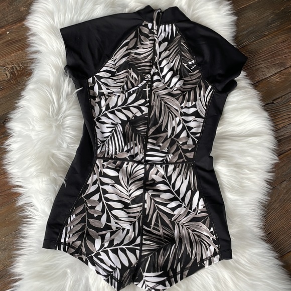 Hurley Palm Party bodysuit NWOT size Small - Picture 7 of 10